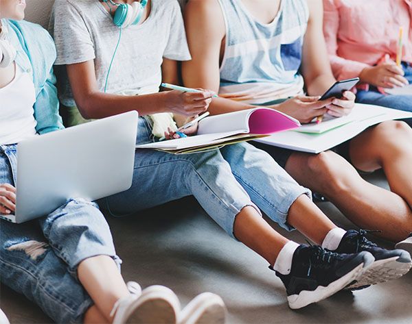 Au lycée Saint-Yves, les éléèves bénéficient d'une formation et d'une pédagogie unique tournées vers la réussite Au lycée Saint-Yves, les éléèves bénéficient d'une formation et d'une pédagogie unique tournées vers la réussite