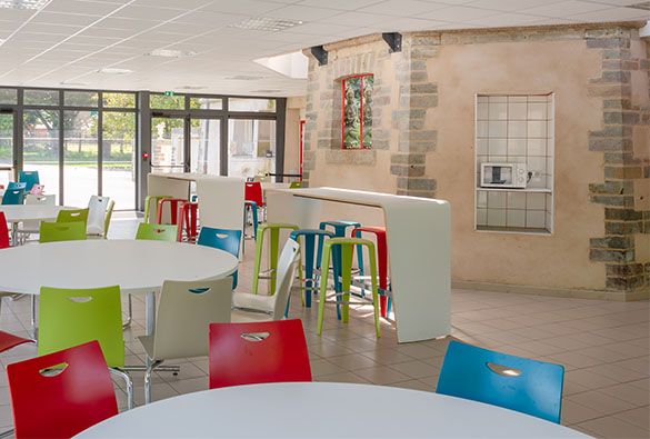 Une salle et d’une véranda composent le rez-de-chaussée, qui s'ouvre sur un parc arboré Une salle et d’une véranda composent le rez-de-chaussée, qui s'ouvre sur un parc arboré