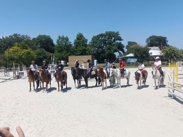 🐴Représentation équestre

🎬Clap de fin pour le projet cheval des 4ème !

🐎Pour clôturer ce projet, les jeunes de 4ème ont réalisé une démonstration équestre...