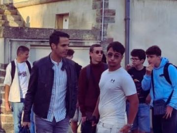 ✨ Le grand show approche !
🎭 Vendredi 17 octobre – 20h30 – Salle des fêtes de Bain-de-Bretagne

Nos élèves montent sur scène après une semaine d’intégration...