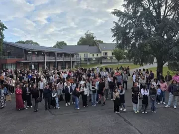 🎒 C’est reparti à Saint-Yves !

Les couloirs ont retrouvé leur animation, les salles leurs élèves et le château reprend vie pour une nouvelle année...
