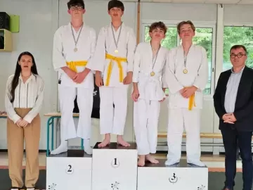 🥋 Le tournoi de karaté entre élèves a été l’occasion de vivre pleinement les valeurs du sport : se dépasser, respecter ses adversaires et donner le meilleur...