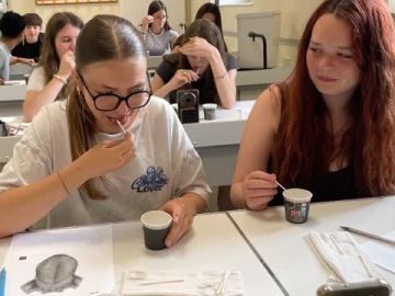 👅🍋 Sucré, salé, acide ou amer ?

Les élèves de 2de SAPAT ont testé leurs papilles lors d’un TP sur l’identification des saveurs pour prolonger le cours sur...